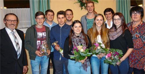 Die beiden Bürgermeister Sebastian Winkler (links) und Anneliese Schaber (rechts) freuen sich über die hervorragenden Abschlüsse der Jugendlichen: Alexander Matzinger, Georg Nietschl, Simon Genzinger, Christian Hobmeier ,Madleen Heidenecker, Martin Wimmer, Elisabeth Danner, Stefan Speckmeier und Andrea Kohlbeck (von links).Foto  drj