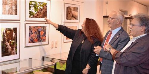 Die beiden Hobbyfotografen Erika Rolle und Michael Grötzinger erklären Bürgermeister Anton Heindl (Mitte), wo sie Motive für ihre Fotos gefunden haben. Foto Schlecker
