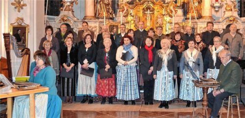 Die beiden Kirchenchöre aus Buchbach und Grüntegernbach mit dem Buchbacher Frauendreigesang (vorne rechts).Foto  ram