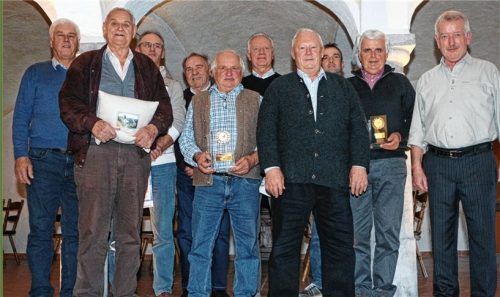 Die „Besten der Besten“ im Jahr 2017 (von links): Lenz Untereichmeier, Josef Kressierer, Martin Seidl, Josef Kopp, Alfred Forster, Helmut Klobisch, Josef Huber, Hans Kirchlechner, Alois Rappold und Vorstand Jakob Gerg.Foto  Stache