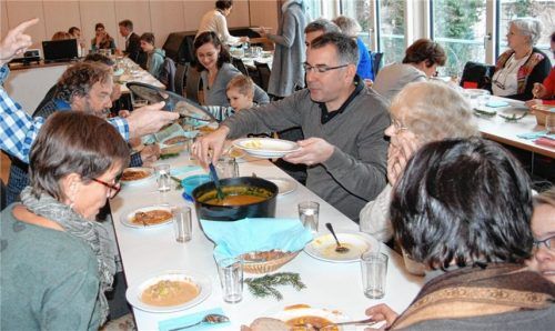Die Besucher ließen sich den Eintopf schmecken und bedankten sich mit großzügigen Spenden. Foto  Schlierbach