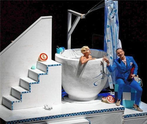 Die blondberückte Primadonna (Maria Radoeva) aalt sich in der Badewanne, während der Impresario (Jan Jakub Monovid) sie zum Vorsingen bewegen will. Foto Tiroler Festspiele