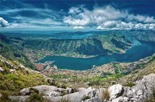 Die Bucht von Kotor ist Europas südlichster Fjord, die gleichnamige Stadt gehört zum Unesco Weltkulturerbe. Foto djd/NTO – Montenegro