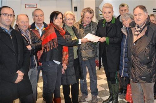 Die Bürgerinitiative Kufsteiner Straße überreichte Oberbürgermeisterin Gabriele Bauer (Vierte von rechts) 330 Unterschriften mit der Forderung nach einer Alternativplanung. Foto Heise