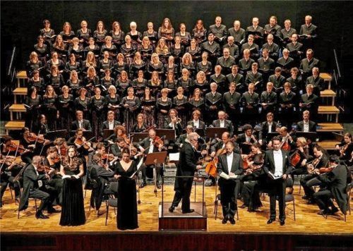 Die Chorgemeinschaft Neubeuern mit Dirigent Enoch zu Guttenberg. Foto  Chorgemeinschaft