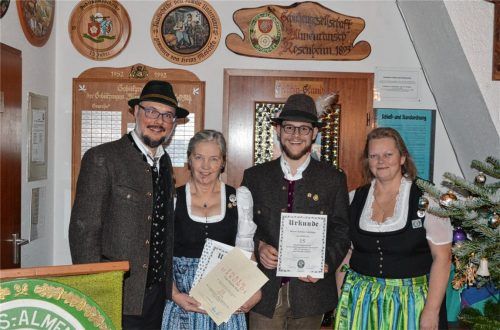 Die Ehrungen (von links): Paul Reiprich (Schützenmeister); Brigitte Roß (25 Jahre im Verein), Christian Lanzinger (15 Jahre im Verein) und Petra Haag (Schriftführerin).Foto re