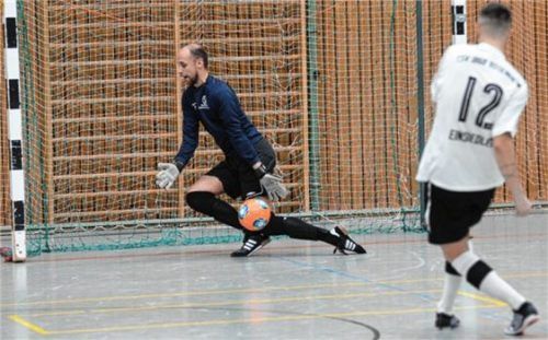 Die Entscheidung: SVO-Bernd Schiedermeier parierte im Finale den Sechsmeter von Leo Karaula.