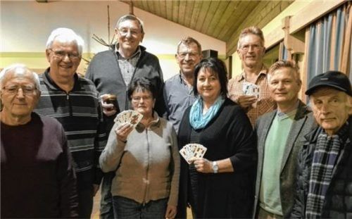 Die erfolgreichen Teilnehmer an der Dezember-Kartenrunde (von links): Helmut Riedl, Erich Mehlsteibl, Hartl Tremmel, Traudl Santl, Spielleiter Anton Stahuber, Gitti Braun, Martin Willibald, Bürgermeister Richard Richter und Manfred Graetz.Foto Baumann