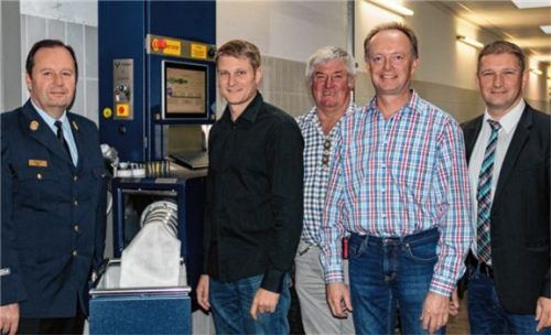 Die erneuerte Schlauchpflegeanlage nehmen Bürgermeister Dr. Tobias Windhorst, Kommandant der Feuerwehr Thomas Weggartner, Kreisbrandmeister Johann Grabmaier, Tobias Dietrichsbruckner und Kreisbrandrat Werner Huber in Augenschein. Foto  re