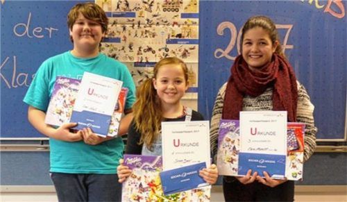 Die ersten drei Plätze belegten Oliver Götzl (zweiter Platz), Simone Bauer (Schulsiegern) und Elena Albrecht (dritter Platz, von links). Foto  re