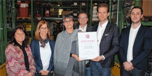Die Firma Neimcke erhielt von der Arbeitsagentur das Ausbildungszertifikat 2017: Bettina Freiliger vom Arbeitgeberservice, Personalleiterin Marion Hoffmann, Jutta Müller, Leiterin der Arbeitsagentur Traunstein, Niederlassungsleiter Klaus Bichlmaier, Geschäftsführer Jörg Neimcke und Ausbildungsleiter Heiko Ziegler (von links).Foto wag