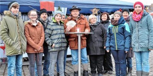 Die Firmgruppe bei der Spendenübergabe an Anton Schuder. Foto  ram