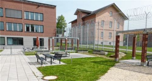 Die Forensik des Inn-Salzach-Klinikums. Von dort flieht ein Patient beim Hofgang, Wochen später ersticht er zwei Menschen. Foto dpa