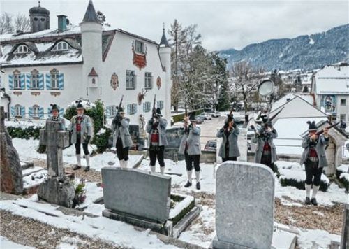 Die Gebirgsschützen schossen einen Ehrensalut. Foto hö