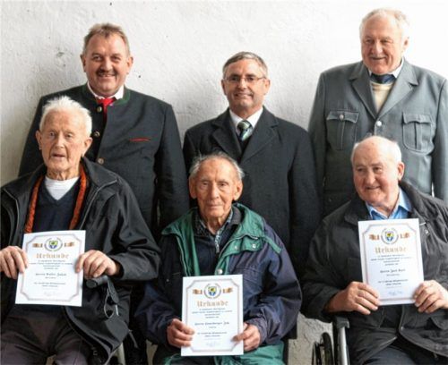Die geehrten Jubilare der KSK mit den beiden Bürgermeistern Anton Weichselgartner und Michael Hausperger und Vorstand Franz Kriegl (von links).Foto fma