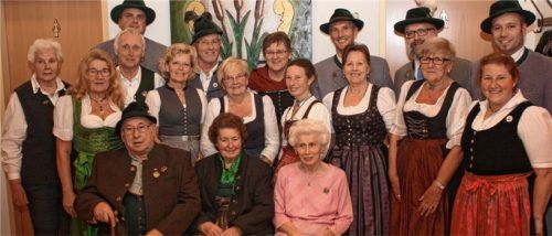 Die Geehrten mit den Vorständen Monika Singhammer (rechts) und Christian Loy (hinten links).