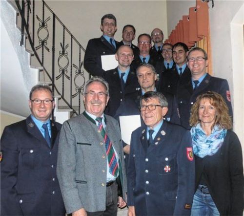 Die geehrten Mitglieder mit Kreisbrandrat Harald Lechertshuber (hinten rechts), Landrat Georg Huber (vorne, Zweiter von links) und Bürgermeisterin Anna Meier. Anton Wolf (vorne, Zweiter von rechts) ging nach 40 Jahren als Jugendbetreuer und Jugendwettkampfleiter in den Feuerwehr-Ruhestand.Foto  fim