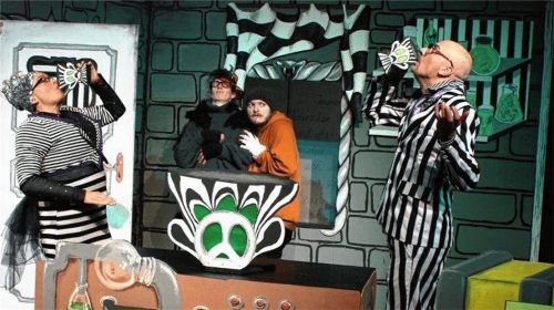 Die Geldhexe Tyrannja Vamperl (Petra-Lina Schulze, links) und ihr Neffe, der Zauberer Beelzebub Irrwitzer (Frank Piotraschke, rechts) trinken einen Becher Wunschpunsch. Der Rabe Jakob Krakel (Annett Segerer, Zweite von links) und Kater Maurizio di Mauro sind Zeugen.Foto  FAlk