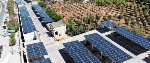 Die „German Jordanian University“ in Madaba südlich der jordanischen Hauptstadt Amman produziert nun ihren eigenen Solarstrom. Die 2,11 MW-PV-Anlage wurde auf Dach- und Carport-Systemen der Schletter Group installiert. Foto re