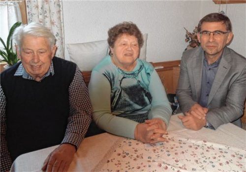Die Glückwünsche der Gemeinde überbrachte dem Paar Margarethe und Georg Mayer Schechens Bürgermeister Hans Holzmeier.Foto  re