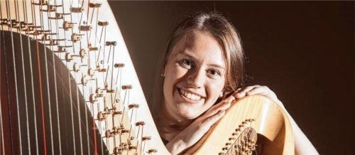 Die Harfenistin Marika Riedl. Foto re