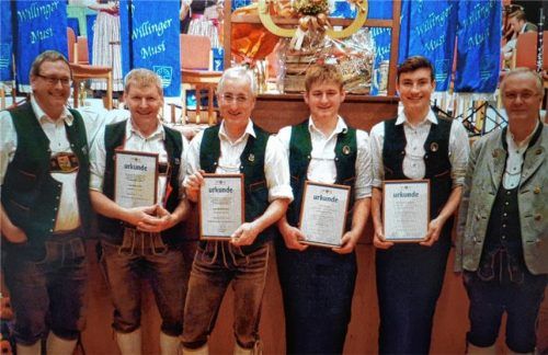 Die im Rahmen des Konzerts geehrten Musiker mit Leonhard Eisner vom Bezirksmusikverband (rechts) und Dirigent Franz Keml (links).