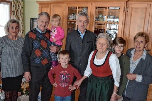 Die Jubilärin im Kreis ihrer Kinder, Enkel und Urenkel sowie mit Bürgermeister Josef Häusler. Foto ni