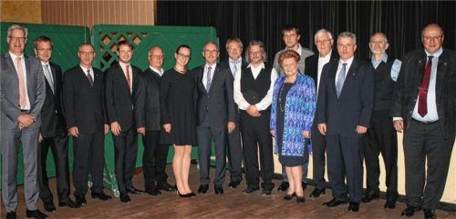 Die Jubilare mit den Gesellschaftern und der Geschäftsführung (von links): Dr. Ohl, Christian Netzsch, Anton Manstetter, Paul Netzsch, Bernd Maier, Dr. Claudia Netzsch, Johann Kreidl, Günter Fischbach, Günther Ott, Robert Lackermair, Helga Netzsch, Günther Schüller, Gerhard Rudolf, Eric Turner und Felix Kleinert. Birgit Schreyer war nicht anwesend.Foto re