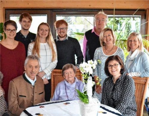 Die Jubilarin Mechthild Mußer (Bildmitte) umgeben von ihrer Familie. Auch Riederings Bürgermeister Josef Häusler (links neben dem Geburtstagskind) und stellvertretende Landrätin Marianne Loferer (sitzend rechts) kamen zum Gratulieren.Foto ni