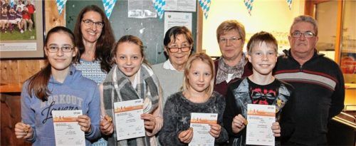 Die Jugend war heuer bei den goldenen Sportabzeichen wieder stark vertreten (von links): Lea Gottwald, Eva Duschek, Marlene Schönstetter und Fritz Gottwald mit den drei Sportabzeichenabnehmern Roswitha Kirsch, Ruth Kummer und Ingrid Höpfinger, die selbst mehrfach das goldene Abzeichen machten, und Sportreferent Hans Baumgartner (rechts).Foto hpf