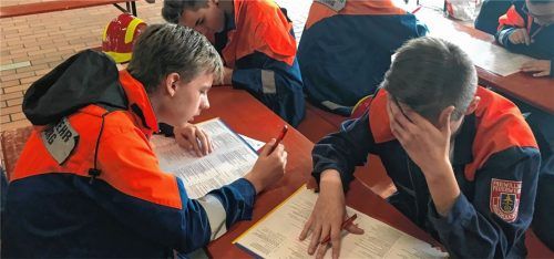 Die Jugendfeuerwehr Waldkraiburg bei der theoretischen Prüfung. Foto mam
