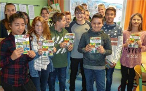 Die jungen Autoren der Mittelschule Grassau mit ihrem Werk: einem Heft mit ihren Geschichten und Bildern über fleischfressende Pflanzen. Foto  Kattari