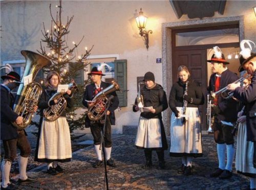 Die Kirchdorfer Blaskapelle sorgt musikalisch für Weihnachtsstimmung.