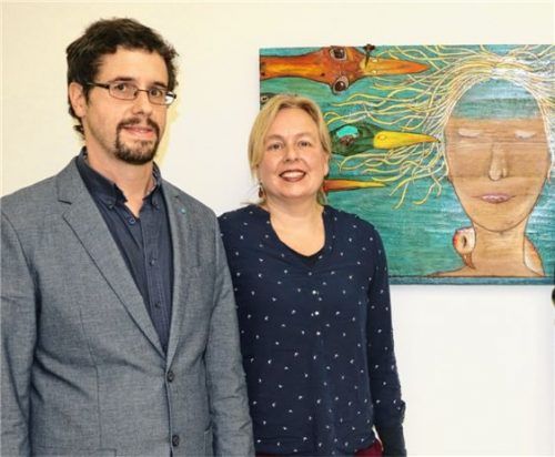 Die Künstler Elvira Schmidt und Mathias Schneider vor einem der Kunstwerke. Foto reh