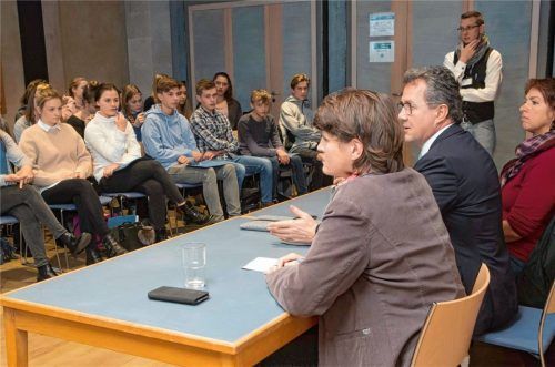 Die Landtagsabgeordneten Claudia Stamm, Klaus Stöttner und Gisela Sengl (von links) diskutierten mit Gymnasiasten über politische Arbeit und Diskussionskultur. Foto  berger