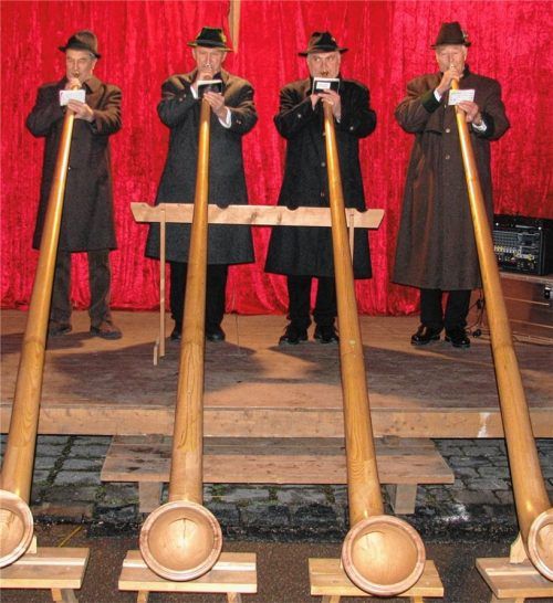 Die Mangfalltaler Alphornbläser – das sind (von links) Sepp Gschwendtner, Franz Grabichler, Fred Eisner und Leonard Halmanseger – treten heute Abend auf der Bühne auf dem Max-Josefs-Platz auf. Foto  Baumann