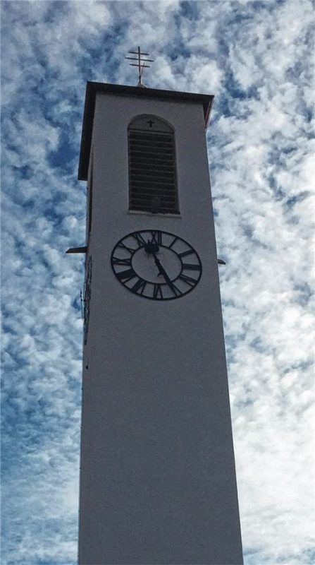 Die Marktgemeinde Bruckmühl bezuschusst die neuen Zifferblätter und Motorentreibwerke am und im Heufelder Kirchturm mit 6000 Euro. Foto Mischi