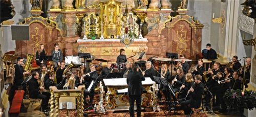 Die Mettenheimer Bläser boten im herrlichen Ambiente der Mettenheimer Michaelskirche ein feierliches Konzertprogramm. Foto  lmm