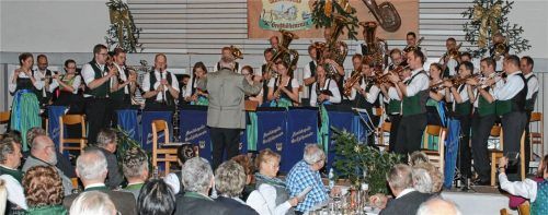 Die Musikkapelle Höhenrain bei ihrem konzertanten Jahresabschluss, hier mit Ehrendirigent Rudi Maier. Foto  Hofstetter