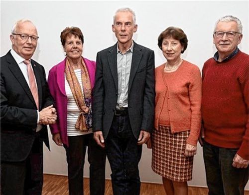 Die neu gewählte Vorstandschaft (von links): Bürgermeister Anton Heindl, Elisabeth Ritter, Erster Vorsitzender Anton Kohwagner, Brigitte Simon und Rudi Angerer. Auf dem Bild fehlt die Vertreterin der Franziskus-Schwestern, Schwester Cristiana Pal. Foto re