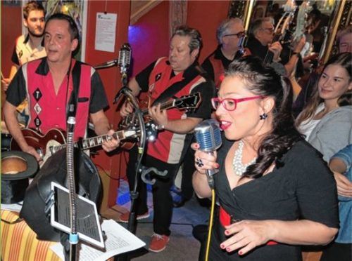 Die Oldieband „Rock‘n’Roll & Petticoats“ bei ihrem Auftritt im „Grammophon“.Foto Baumann