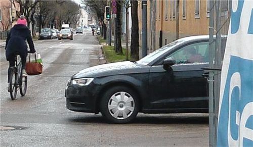 Die Pressestelle der Stadt schickte sofort einen Außendienstmitarbeiter los, als sie dieses Foto bekam: In der Küpferlingstraße behinderte an der Ausfahrt aus der Tillystraße eine Bauplane die Sicht für Ausfahrende. Auf diese gefährliche Situation wies Anliegerin Pia Donnerstag hin. Noch am selben Tag wurde ein Planenelement entfernt. Fotos bi