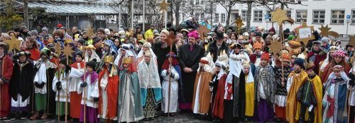 Die Rosenheimer Oberbürgermeisterin Gabriele Bauer empfing die Sternsinger und Weihbischof Wolfgang Bischof am Rathausvorplatz.Fotos Schlecker