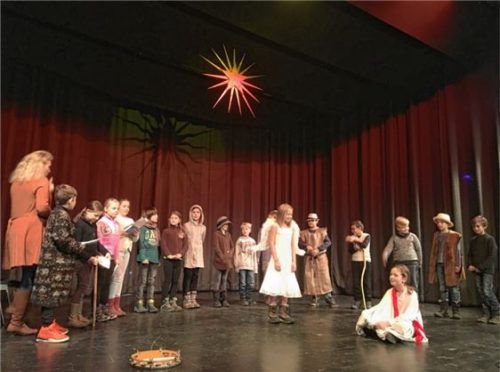 Die Schüler (hier die Klasse 4b) gestalteten die Weihnachtsfeier der Mangfallschule mit abwechslungsreichen Programmpunkten.