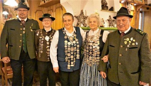 Die Schützenkönige bei ihrer Ehrung mit Schützenmeister Johann Kellerer, Jugendschützenkönig Vinzenz Reichhart, Luftpistolen-Schützenkönigin Betty Pohl, die Schützenkönigin mit dem Luftgewehr, Irmgard Klingner, sowie Sportleiter Sepp Ehgartner (von links). Foto Wolf