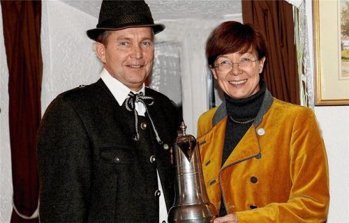 Die Siegestrophäe für Schützenmeister Reinhold Kastl, überreicht von Bürgermeisterin Sissi Schätz.Foto  Bauer