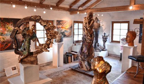 Die Skulpturen in ihrem großen Atelier in Hafendorf belegen die große Schaffenskraft der Künstlerin Antje Tesche-Mentzen.Fotos  Niessen