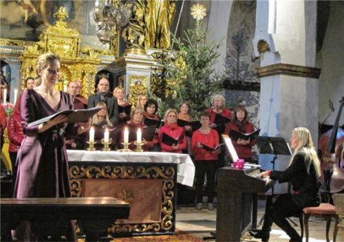 Die Sopranistin Margriet Buchberger (links), Andrea Wittmann (Klavier) und der Chor Kaleidoskop im harmonischen Zusammenklang. Foto  Benekam