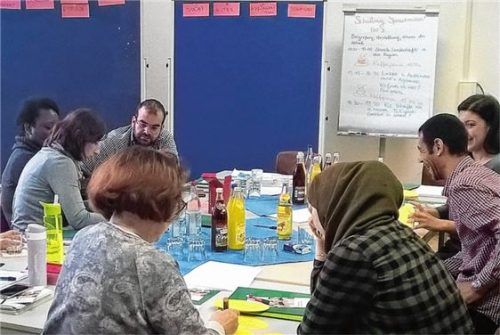 Die Sprachmittler helfen telefonisch Eltern, die gerne bei Gesprächen mit Kindergarten oder Schule Unterstützung annehmen. Foto diakonie