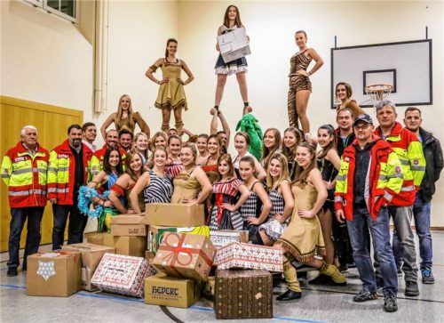 Die Stadtgarde Wasserburg hat in den letzten Tagen 26 Päckchen für Not leidende Menschen in Südosteuropa gepackt. Alexander Fest (Zweiter von links) und Martin Ruhrseitzs (Vierter von links) von den Johannitern sowie weitere Lkw-Fahrer bringen die Pakete am 26. Dezember nach Rumänien.
